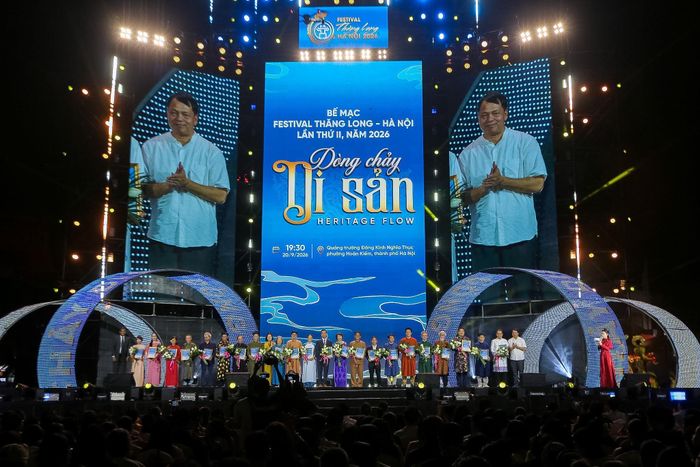 Ban Tổ chức vinh danh những đơn vị, cá nhân tham gia Festival Thăng Long - Hà Nội 2026. Ảnh: Khánh Huy