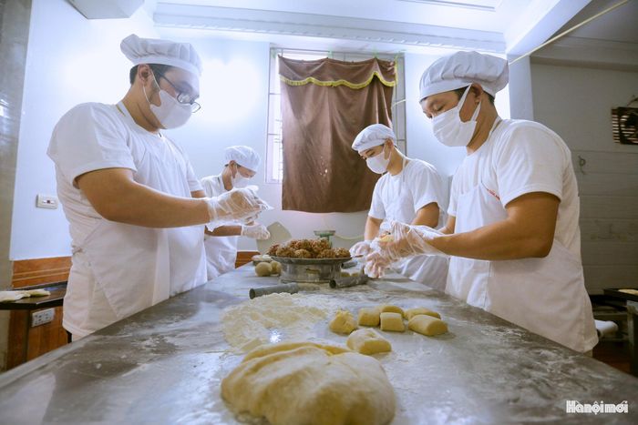 Nghề làm bánh Trung thu ở Nội Am bắt đầu nhen nhóm từ năm 1965. Khi ấy, những người thợ đầu tiên trong làng đã lặn lội lên các tiệm bánh mứt kẹo nổi tiếng ở khu vực phố cổ Hà Nội để "tầm sư học đạo". Ngoài ra, những người thợ ấy còn làm việc trong những công ty sản xuất bánh kẹo của Nhà nước, học trọn bí quyết làm bánh rồi mang về truyền dạy lại cho con cháu trong làng.