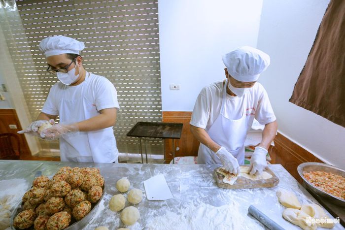 Sức hút đặc biệt của bánh Trung thu Nội Am nằm ở khâu chọn lọc nguyên liệu vô cùng khắt khe. Mỡ phần làm nhân phải là loại mỡ gáy giòn, đem ướp đường kính cho trong suốt; kết hợp cùng mứt bí đao tươi, mứt sen trần giữ nguyên độ bùi dẻo tự nhiên.