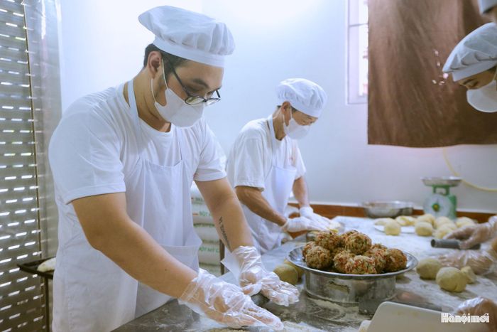 Ngày nay, một trong những điểm nghẽn của sản phẩm bánh Trung thu làng Nội Am là ở khâu quảng bá và giới thiệu sản phẩm. Triển khai chương trình hành động 08-CTr/TU thực hiện Nghị quyết số 80-NQ/TW của Bộ Chính trị về phát triển văn hóa Việt Nam, UBND xã Nam Phù đã triển khai nhiều biện pháp để bảo tồn, gìn giữ và phát triển làng nghề truyền thống trên địa bàn. Có thể kể đến là các phiên livestream quảng bá sản phẩm OCOP làng nghề hàng tuần với sự đồng thành của UBND xã Nam Phù. Bên cạnh xã cũng có các chính sách cụ thể như hỗ trợ vốn, máy móc cho các hộ làng nghề, các lớp tập huấn về kinh tế số, thương mại điện tử…