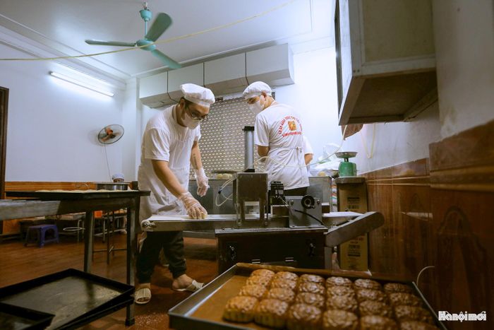 “Để làm nên chiếc bánh nướng, bánh dẻo truyền thống, người thợ phải kỳ công từ khâu chọn nguyên liệu, xay bột, trộn nhân đến đổ bánh vào khuôn, nướng bánh (đối với bánh nướng). Trong đó, kỳ công nhất là làm nhân bánh: Mỡ phần làm chín, đường kính, mứt bí, mứt sen, lạp sườn, xá xíu, hạt dưa rang chín, hạt vừng rang chín, nước sạch, lá chanh, quất xanh…" - ông Hoàng Văn Tươi chia sẻ.