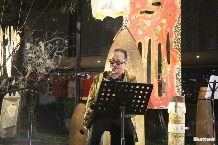 Nghệ sĩ saxophone Trần Mạnh Tuấn biểu diễn trong chương trình. Ảnh: Vi Giáng