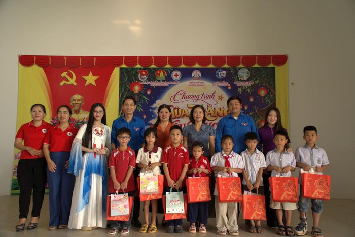 Ban tổ chức đã trao tặng nhiều phần quá có ý nghĩa đến các em nhỏ nhân dịp Trung thu. Ảnh: Duy Anh