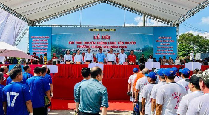 Nghi thức chào cờ trước giờ khai mạc Lễ hội. Ảnh: Trần Oanh.
