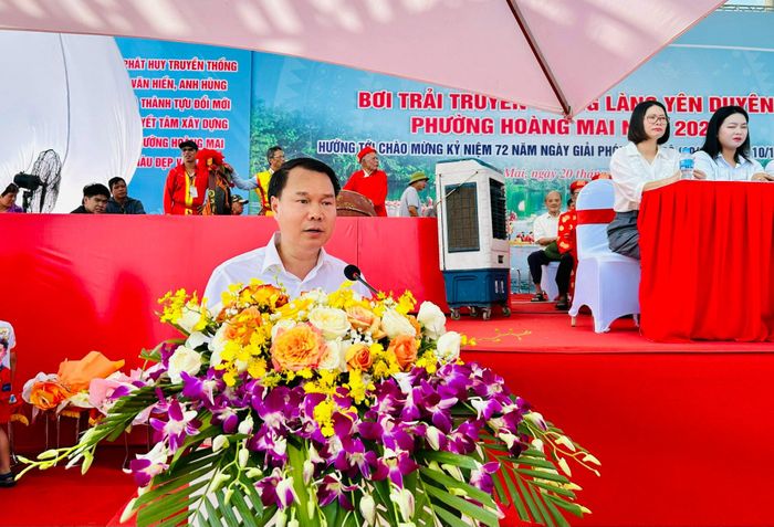 Chủ tịch UBND phường Hoàng Mai Nguyễn Lê Hiến phát biểu khai mạc. Ảnh: Trần Oanh.