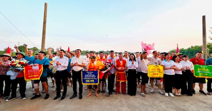 Ban tổ chức trao giải cho các tổ dân phố đạt thành tích xuất sắc hội thi. Ảnh: Trần Oanh.
