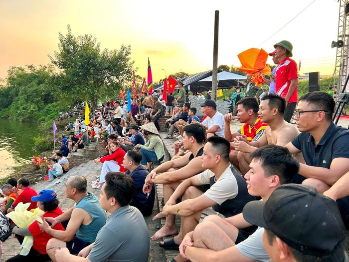 Đông đảo người dân theo dõi, cổ vũ các đội thi bơi trải. Ảnh: Trần Oanh.
