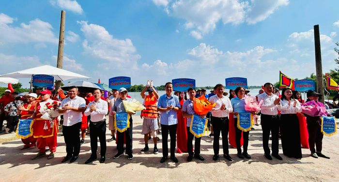 Ban tổ chức tặng hoa và cờ lưu niệm cho các tổ dân phố. Ảnh: Trần Oanh.