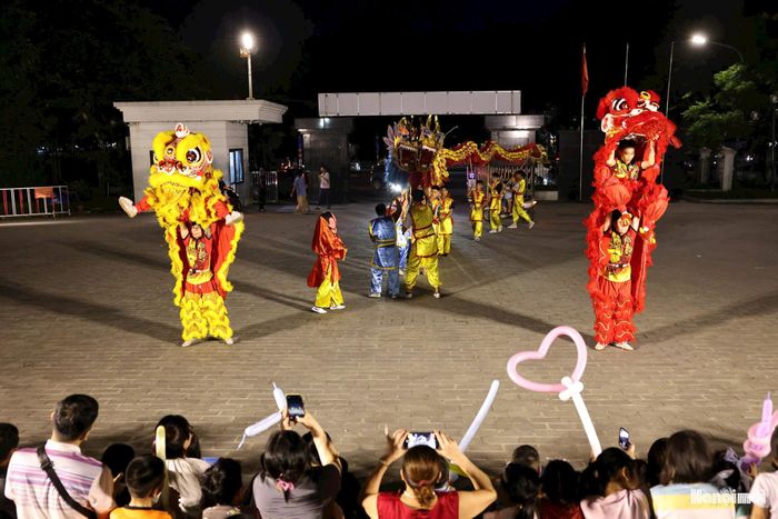 Tiết mục múa lân rồng được các em thiếu nhi, người dân yêu thích. Ảnh: Thanh Tùng
