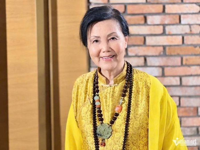 Nghệ sĩ Kiều Chinh một mình ở tuổi 90.