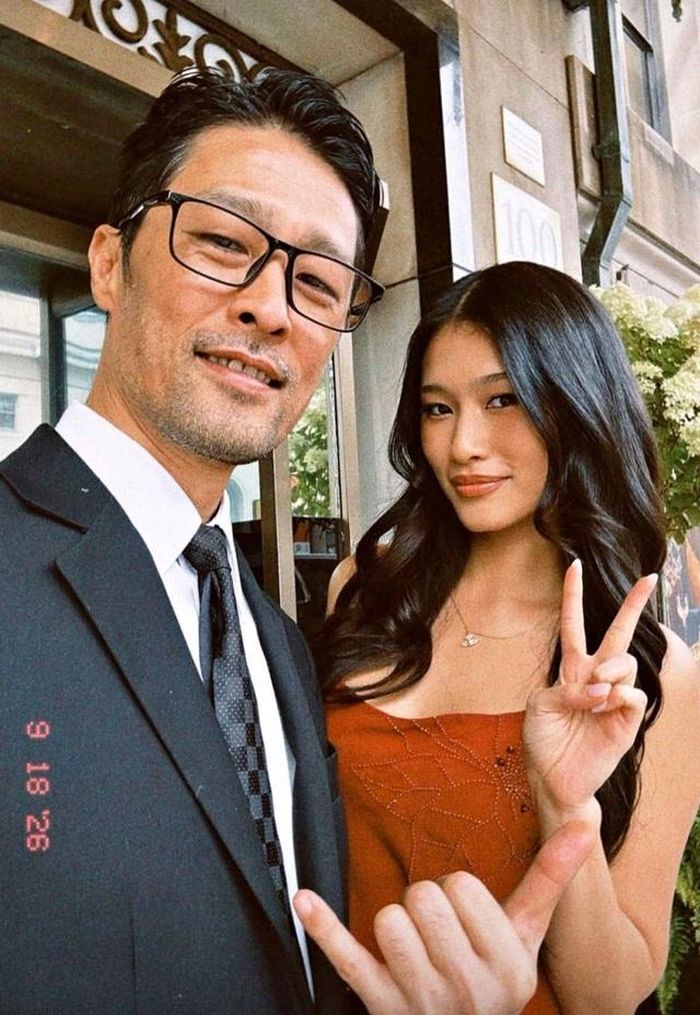 Trên trang cá nhân, Johnny Trí Nguyễn cũng chia sẻ tấm ảnh selfie cùng con gái. Johnny Trí Nguyễn vui khi có con gái đồng hành trong một dịp quan trọng liên quan đến công việc.