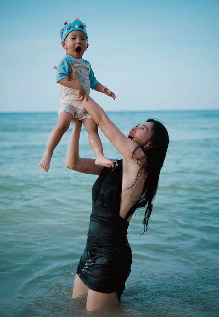 Một trong những dấu mốc đáng nhớ của Jimmy là khi cậu bé cùng em gái đón sinh nhật 2 tuổi. Jimmy và Jenny nay đã bước sang một giai đoạn mới, bắt đầu có nhiều biểu cảm, sở thích và cách thể hiện bản thân rõ ràng hơn.