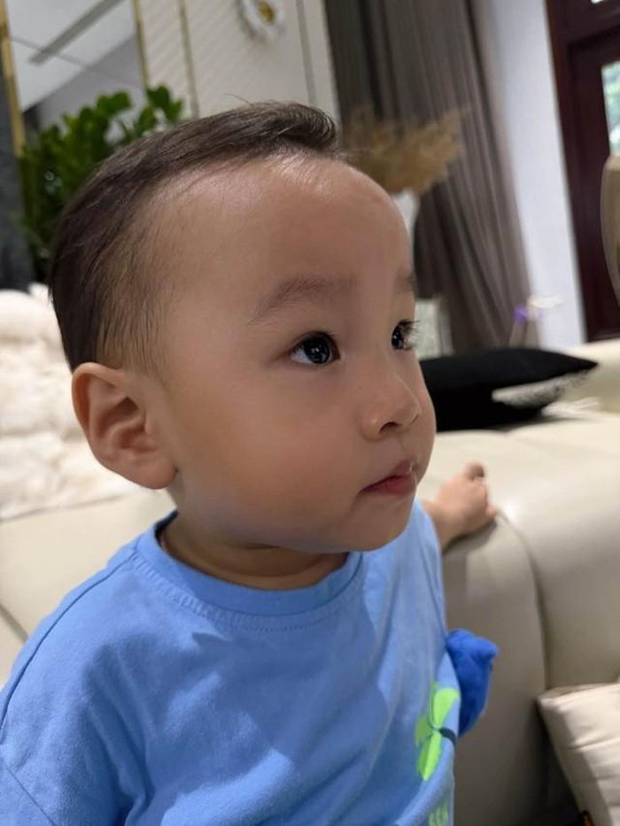 Ở tuổi lên 2, Jimmy – con trai Phương Oanh gây chú ý với gương mặt sáng cùng tính cách nhanh nhẹn, tinh nghịch. Qua những khoảnh khắc đời thường được mẹ chia sẻ, cậu bé ngày càng bộc lộ cá tính riêng và có nhiều thay đổi so với những năm đầu đời.