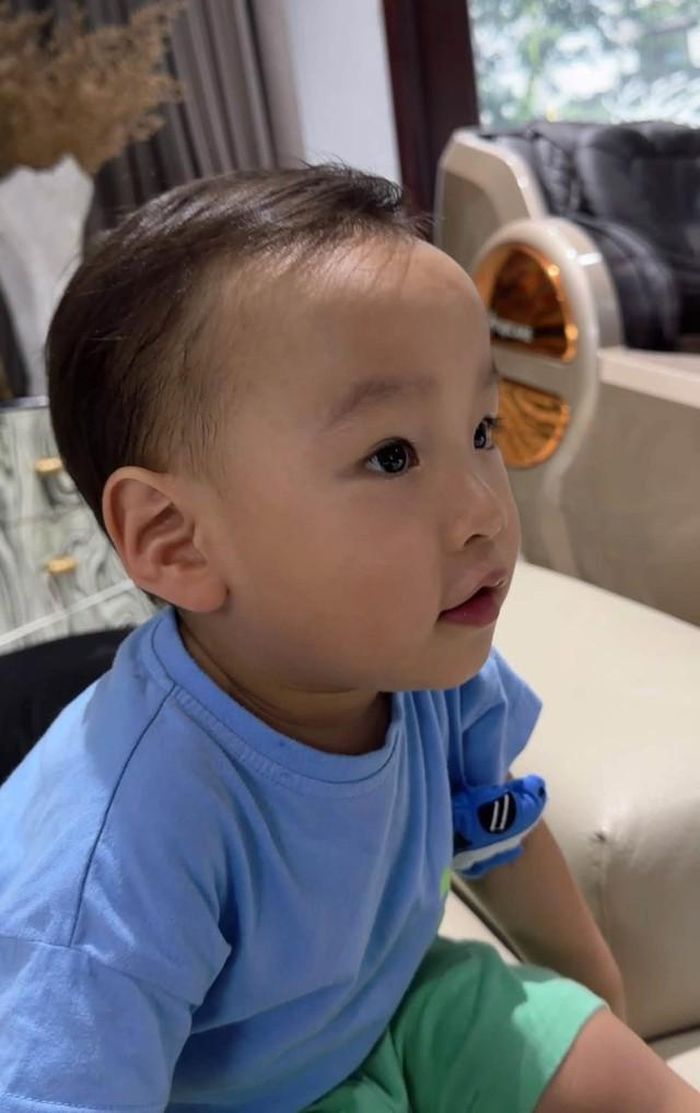 So với em bé còn bỡ ngỡ trong những năm đầu đời, Jimmy ở tuổi lên 2 đã nhanh nhẹn và chủ động hơn. Qua những hình ảnh được mẹ chia sẻ, Jimmy cũng bắt đầu bộc lộ cá tính riêng, có những biểu cảm và cách tương tác rất tự nhiên.