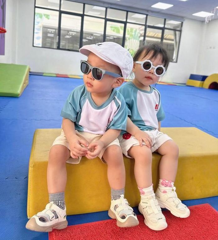 Làm mẹ của hai con nhỏ cùng lúc cũng khiến cuộc sống của Phương Oanh có nhiều thay đổi. Nữ diễn viên từng chia sẻ những câu chuyện rất đời thường xoay quanh việc chăm con, từ chuyện ăn uống, vui chơi đến những khoảnh khắc mệt mỏi khi phải bế và chăm sóc các bé trong thời gian dài.