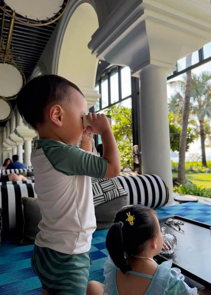Ở tuổi này, Jimmy và em gái đã có thể tham gia nhiều hoạt động cùng gia đình. Những chuyến đi nghỉ dưỡng hay những buổi vui chơi ngoài trời trở thành dịp để hai bé tiếp xúc với không gian mới, vận động và khám phá thế giới xung quanh. Phương Oanh cũng thường ghi lại những khoảnh khắc giản dị của các con thay vì chỉ chia sẻ những hình ảnh được chăm chút kỹ lưỡng.