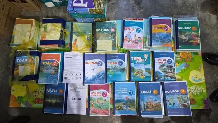 Số sách sách được cơ sở in thành quyển bị lực lượng chức năng kiểm tra, phát hiện - (ảnh CANB).