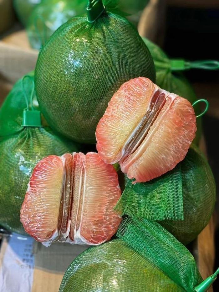 Bưởi da xanh nổi tiếng với vị ngọt thanh, dịu nhẹ, không chua hoặc chỉ chua rất nhẹ. Tép bưởi màu hồng đỏ, mọng nước, mùi thơm đặc trưng, không bị đắng và thường rất ít hoặc không có hạt.