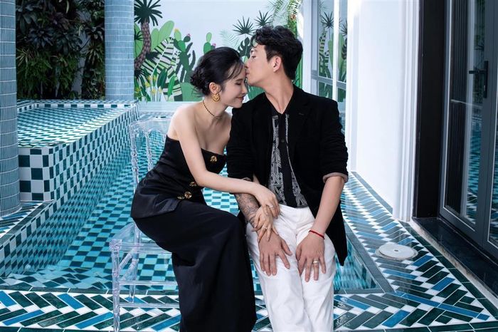 Bể bơi dài, rộng giúp không gian mát lành.