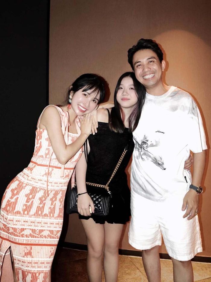 Theo Minh "Nhựa", người lớn có thể đã đi tiếp cuộc đời mình, nhưng với con cái, cha mẹ vẫn luôn ở trong tim. Không giống những món quà cũ dần theo năm tháng, anh mong khoảnh khắc này sẽ là kỷ niệm đẹp để Suri mang theo. "Cuộc hôn nhân cũ đã dừng lại, nhưng tình yêu thương mọi người dành cho con thì không", đại gia 8X nhắn gửi ái nữ. Bên cạnh đó, Mina Phạm - bạn đời hiện tại của Minh "Nhựa" - cũng góp mặt trong tiệc sinh nhật con gái riêng của chồng. Cô cười rạng rỡ và tạo dáng tựa vai Suri thân thiết.