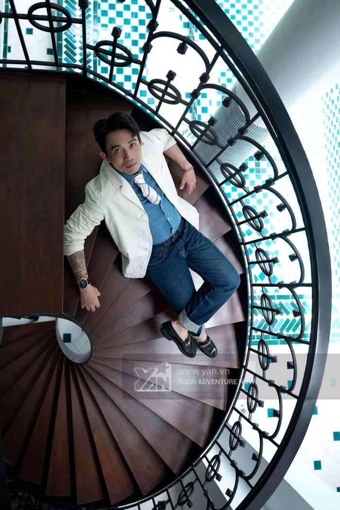 Từng chi tiết, ngóc ngách đều được chau chuốt, đầu tư kĩ lưỡng. Cầu thang xoắn ốc trong nhà trở thành nơi sống ảo đầy tính nghệ thuật.