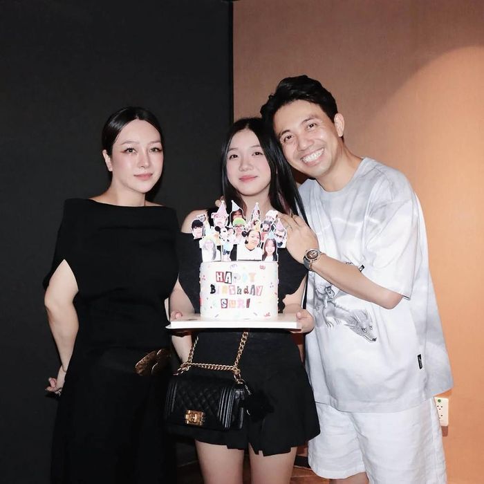 Mới đây, Minh "Nhựa" chia sẻ bài đăng chúc mừng con gái Suri bước sang tuổi mới, và gây bất ngờ khi hé lộ khoảnh khắc hiếm hoi chung khung hình với người vợ đầu tiên. Ngôi sao đưa tin. "Con gái đáng yêu của ba, sinh nhật năm nay ba muốn dành cho con món quà rất đơn giản mà sau bao năm chúng ta mới có được - bức ảnh cùng ba và mẹ. Có những tấm hình chỉ cần đứng gần nhau chụp là được, có những bức ảnh cần tình thương của nhiều người mới thành", doanh nhân 43 tuổi bày tỏ.