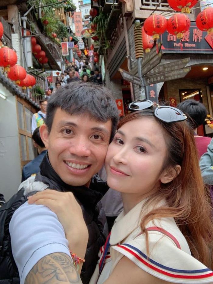 Bài đăng của doanh nhân thu về hàng nghìn lượt thích cùng hàng trăm bình luận chỉ sau ít phút đăng tải. Đông đảo khán giả nhận xét anh ứng xử khéo léo, dung hòa được những mối quan hệ phức tạp trong gia đình. Phạm Trần Nhật Minh hay còn quen thuộc hơn với tên Minh Nhựa, là con trai duy nhất của doanh nhân Phạm Văn Mười - Chủ tịch HĐTV kiêm Tổng giám đốc công ty TNHH Nhựa Long Thành. Minh Nhựa cũng được nhiều người biết đến với vai trò doanh nhân, sở hữu khối tài sản khổng lồ cũng dàn siêu xe triệu đô. Dù không hoạt động trong lĩnh vực giải trí nhưng Minh Nhựa luôn nhận được sự quan tâm của công chúng từ công việc đến đời sống cá nhân. Theo Phụ Nữ Mới.