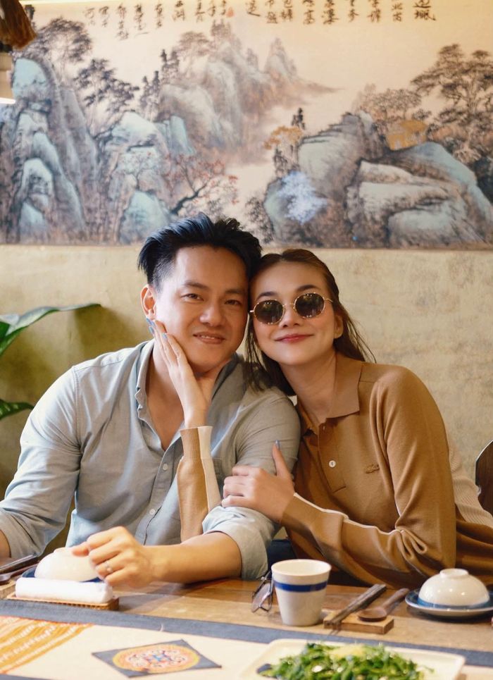 Người mẫu Thanh Hằng đăng tải hình ảnh hai vợ chồng hội ngộ và cùng đi ăn trưa tại Hà Nội. Trong khi Thanh Hằng đi diễn còn chồng của cô sẽ bay sang Mỹ.