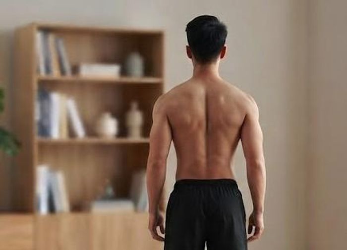 Ép xương bả vai giúp tăng sức mạnh vùng lưng trên. Ảnh: AI.