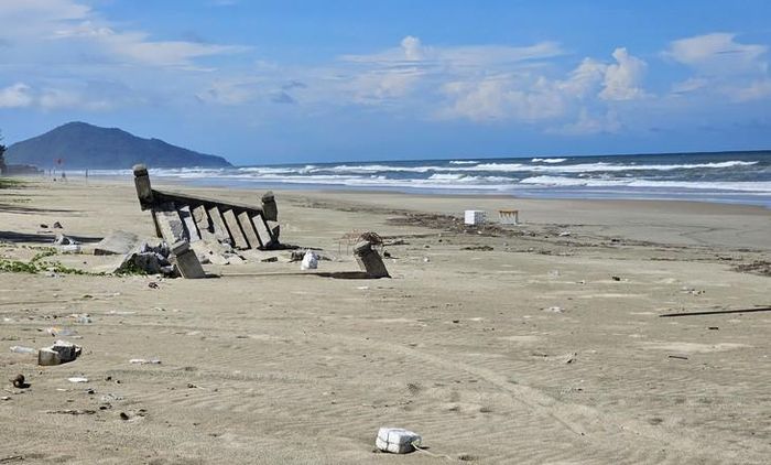 Ghi nhận trong các ngày 17 và 19/9, tại khu vực bãi biển thuộc thôn Bình An, Loan Lý, dọc bờ cát xuất hiện nhiều loại rác thải, trong đó có vỏ chai nhựa do biển đẩy vào bờ. Ảnh: H.D.