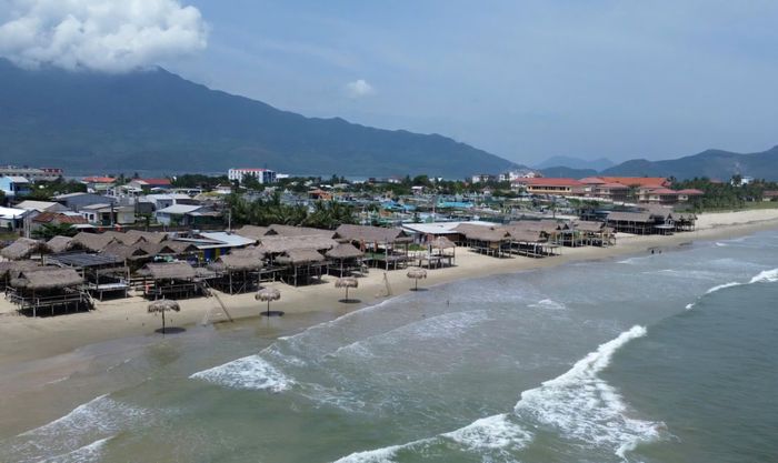 Tại khu vực bãi biển thuộc thôn Loan Lý và thôn Đông Dương, nhiều nhà hàng, quán ăn được dựng san sát dọc bờ cát, có nơi lấn ra tận mép biển. Ảnh: L.K.