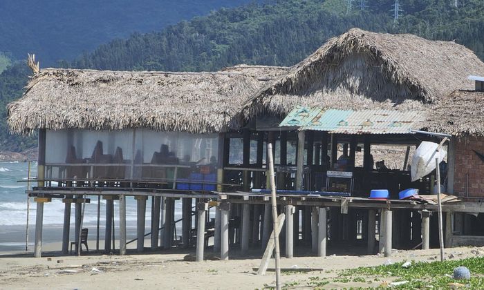 Liên quan đến tình trạng hàng quán lấn chiếm hành lang bờ biển, tại cuộc họp với các hộ kinh doanh mới đây, lãnh đạo UBND xã Chân Mây - Lăng Cô giao Phòng Kinh tế chủ trì, phối hợp với các hộ dân kiểm tra, rà soát cụ thể hiện trạng, thống nhất phương án để các hộ chủ động thực hiện tháo dỡ trong tháng 9/2026. Dự kiến đến ngày 15/10, địa phương sẽ tổ chức thực hiện việc tháo dỡ theo kế hoạch, đồng thời hoàn thiện các thủ tục pháp lý có liên quan. Ảnh: H.D.