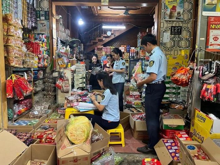 Lực lượng quản lý thị trường kiểm tra tại một hộ kinh doanh. Ảnh: QLTTQT.