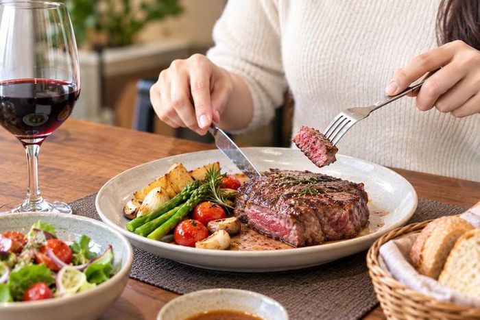 Một chế độ ăn phòng chống ung thư không phải là "kiêng tuyệt đối một món ăn", mà là giảm những yếu tố nguy cơ có thể thay đổi và xây dựng thói quen ăn uống lành mạnh trong thời gian dài. Ảnh AI