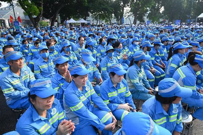 Hàng nghìn người tham dự sự kiện Lễ phát động Làm cho thế giới sạch hơn năm 2026 tại Công viên Thống nhất. Ảnh: PV