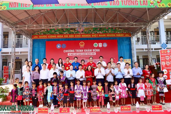 Đoàn công tác Bộ Y tế chụp ảnh cùng tập thể giáo viên, học sinh Trường TH&THCS Sơn Bình.