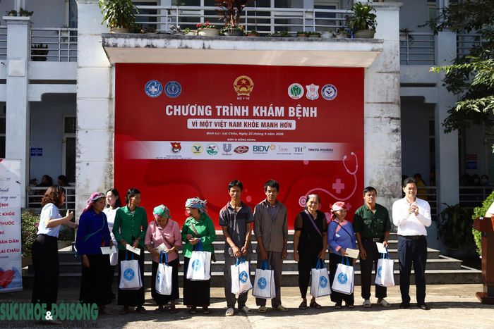 Đoàn công tác Bộ Y tế trao tặng 10 phần quà cho các gia đình có hoàn cảnh khó khăn.