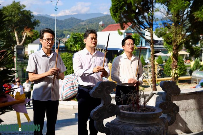Sau đó, đoàn công tác di chuyển về xã Bình Lư, dâng hương tại Nghĩa trang Liệt sĩ xã trước khi đến Trạm Y tế xã Bình Lư triển khai chương trình “Vì một Việt Nam khỏe mạnh hơn” năm 2026.