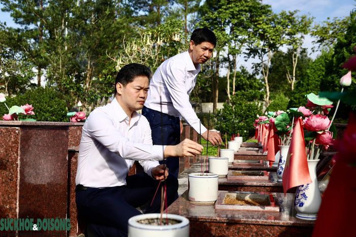 Tại Nghĩa trang Liệt sĩ tỉnh Lai Châu, Thứ trưởng Vũ Mạnh Hà cùng các thành viên đoàn công tác dành phút tưởng niệm, dâng hương, bày tỏ lòng biết ơn đối với các anh hùng liệt sĩ đã hy sinh vì độc lập, tự do của Tổ quốc.