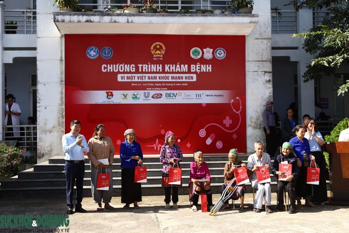 Đoàn công tác trao quà cho 10 người cao tuổi có hoàn cảnh khó khăn.
