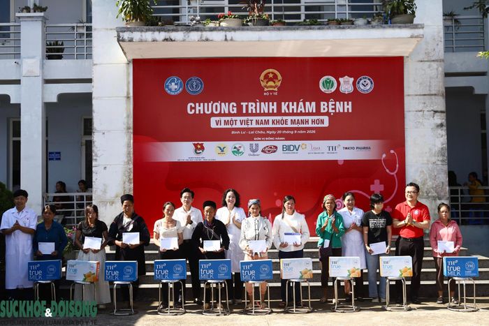 Đoàn công tác Bộ Y tế trao 10 phần quà cho phụ nữ có hoàn cảnh khó khăn trên địa bàn xã Bình Lư.