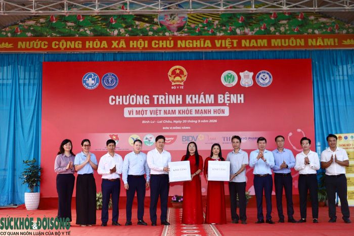 Thứ trưởng Thường trực Bộ Y tế Vũ Mạnh Hà trao tặng quà cho tập thể giáo viênTrường TH&THCS Sơn Bình.