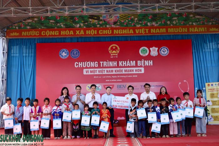 Đoàn công tác trao quà và học bổng cho học sinh Trường TH&THCS Sơn Bình.