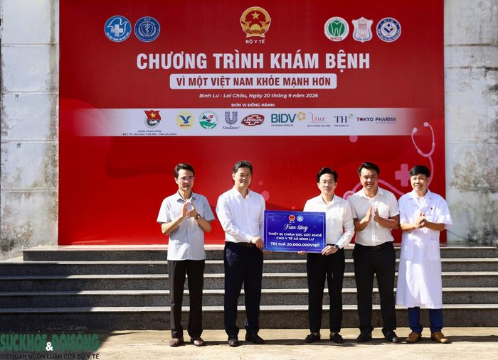Đồng chí Vũ Mạnh Hà, Thứ trưởng Thường trực Bộ Y tế trao tặng thiết bị cho y tế cơ sở.