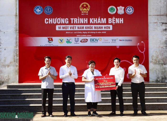 Bệnh viện phụ sản Trung Ương tặng gói khám bệnh, tư vấn sức khoẻ, phát thuốc cho phụ nữ xã Bình Lưvà tặng quà cho Trạm Y tế xã Bình Lư,Lai Châu.