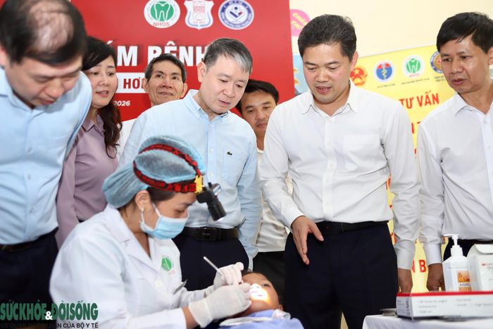 Thứ trưởng Vũ Mạnh Hà cho biết, hoạt động khám, tư vấn sức khỏe trong chương trình “Vì một Việt Nam khỏe mạnh hơn” có ý nghĩa trong cả chăm sóc sức khỏe cá nhân và y tế dự phòng.