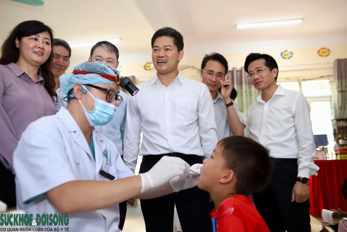 Thứ trưởng mong muốn người dân các dân tộc xã Bình Lư nói riêng và tỉnh Lai Châu nói chung chủ động bảo vệ sức khỏe, duy trì việc thăm khám định kỳ, góp phần nâng cao sức khỏe cộng đồng.