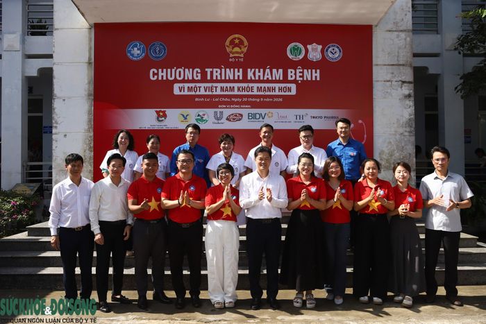 Thứ trưởng Vũ Mạnh Hà chụp ảnh cùng Hội Thầy thuốc trẻ Việt Nam và các đơn vị đồng hành trong chương trình “Vì một Việt Nam khỏe mạnh hơn” tại Bình Lư, Lai Châu.