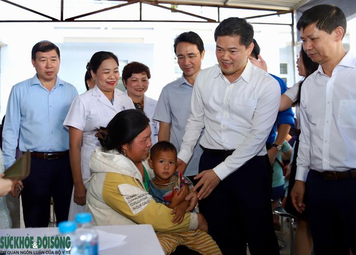 Theo Thứ trưởng Thường trực Bộ Y tế, thông qua khám và sàng lọc, người dân có thể nhận diện sớm nguy cơ hoặc bệnh lý ngay cả khi chưa xuất hiện triệu chứng. Các y, bác sĩ đồng thời tư vấn về dinh dưỡng, vận động, lối sống và các biện pháp phòng ngừa phù hợp, qua đó giúp người dân chủ động chăm sóc sức khỏe.