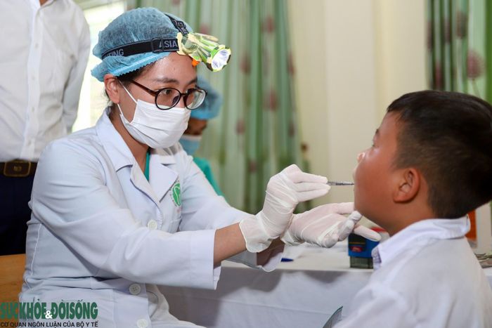 Thông qua hoạt động khám sức khỏe, người dân được kiểm tra các chỉ số sức khỏe, sàng lọc và phát hiện sớm những dấu hiệu bất thường. Trên cơ sở kết quả thăm khám, các y, bác sĩ tư vấn, hướng dẫn người dân theo dõi và điều trị phù hợp khi cần thiết.